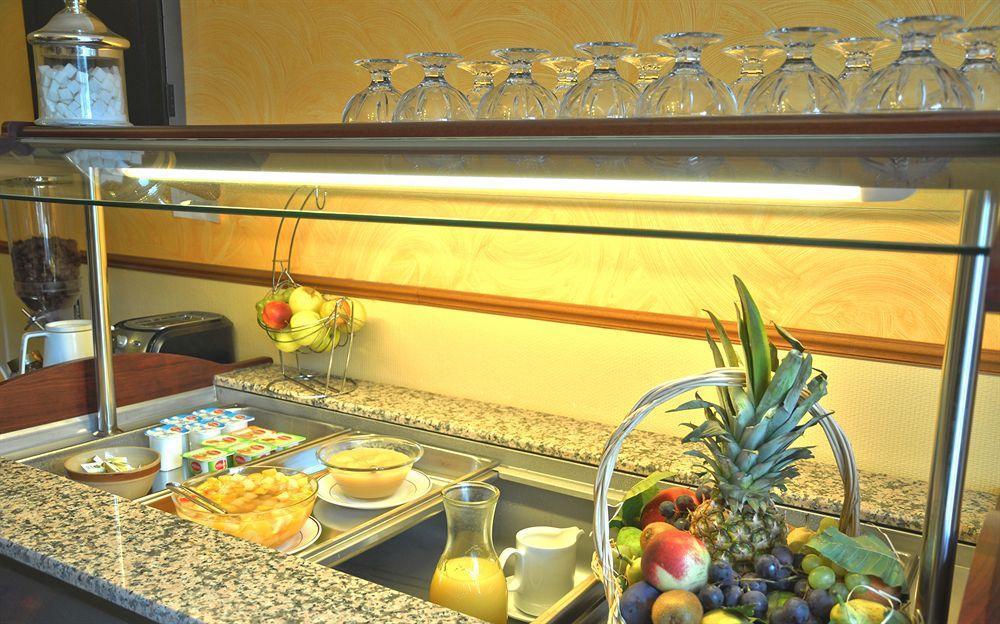 Hotel Ecusson Saint-Hilaire-de-Brethmas Esterno foto