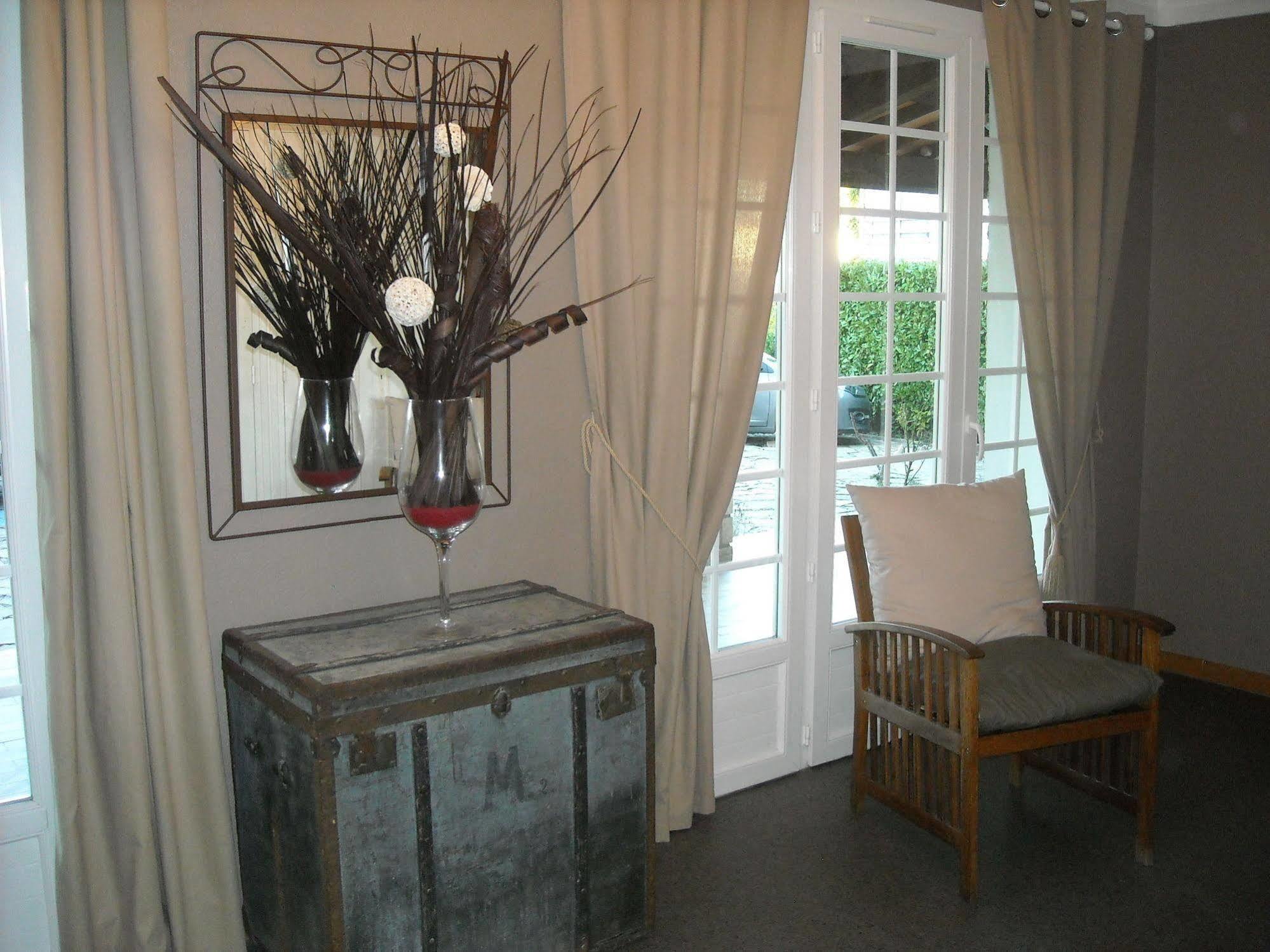 Hotel Ecusson Saint-Hilaire-de-Brethmas Esterno foto