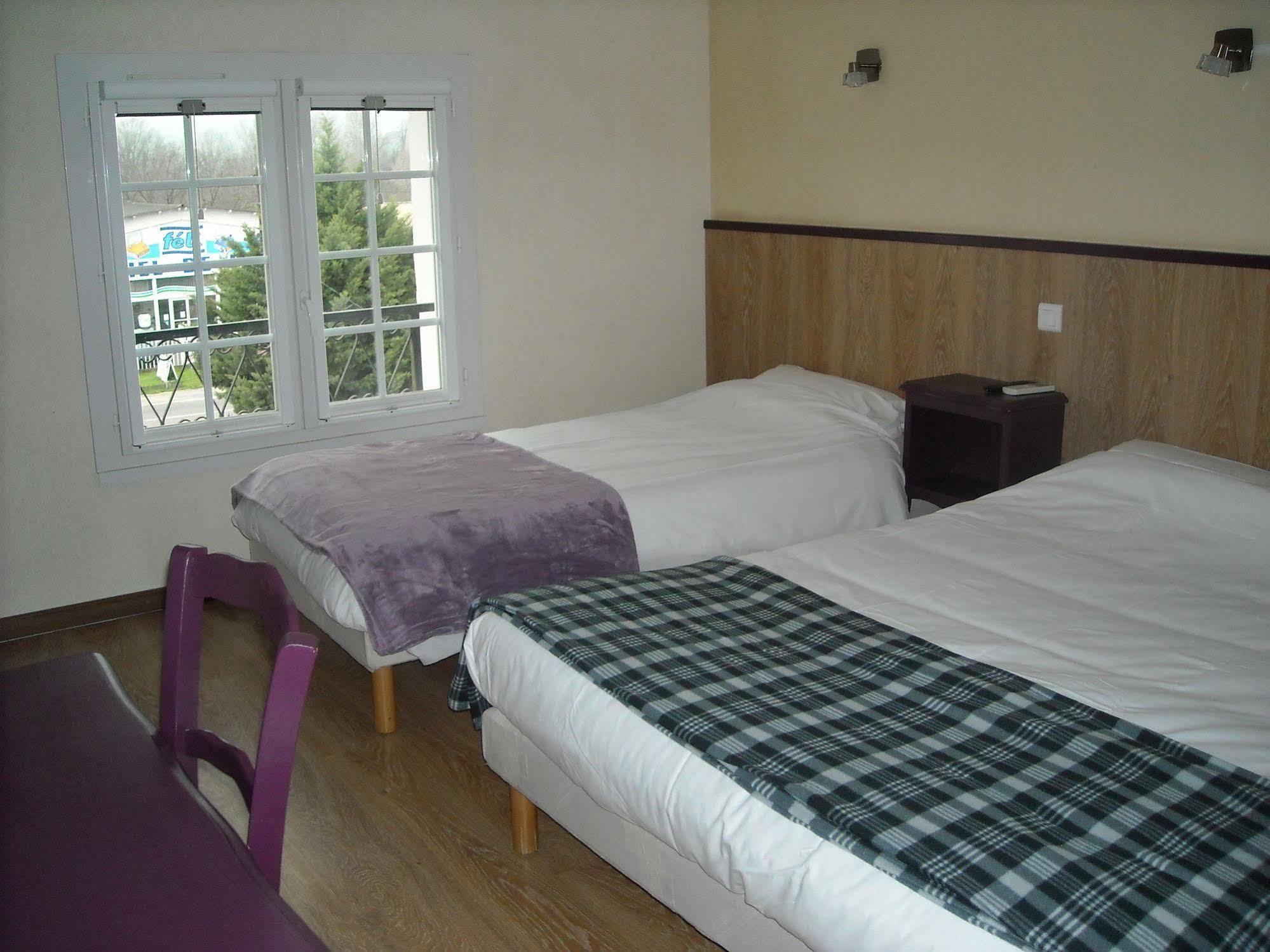 Hotel Ecusson Saint-Hilaire-de-Brethmas Esterno foto