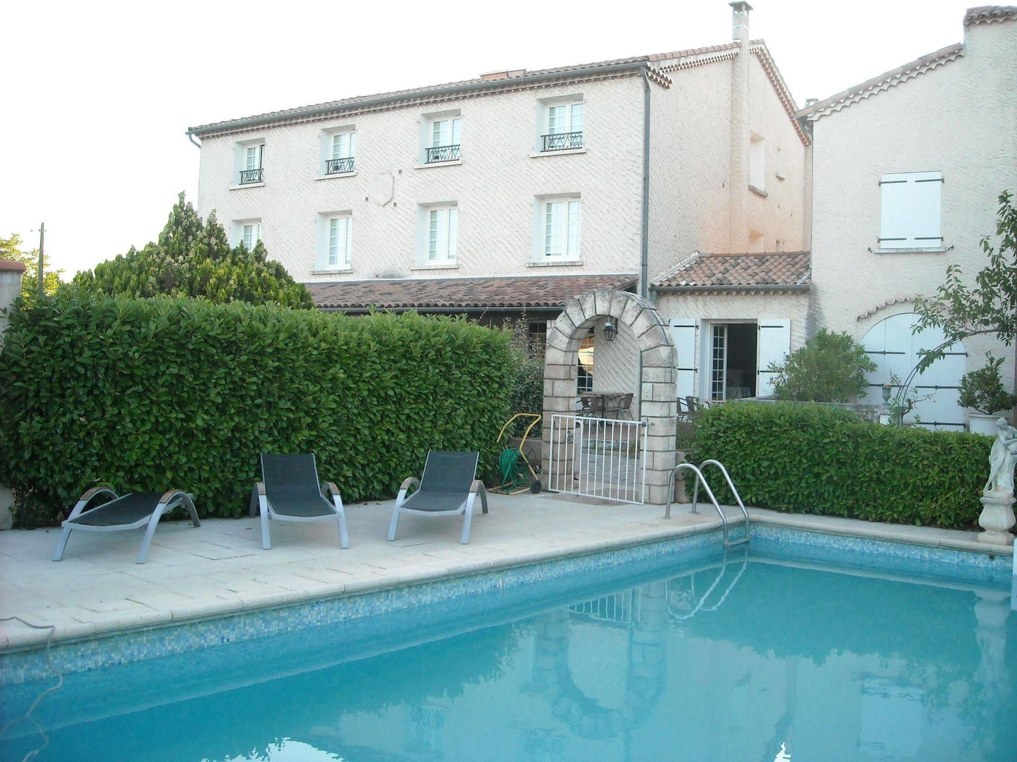 Hotel Ecusson Saint-Hilaire-de-Brethmas Esterno foto