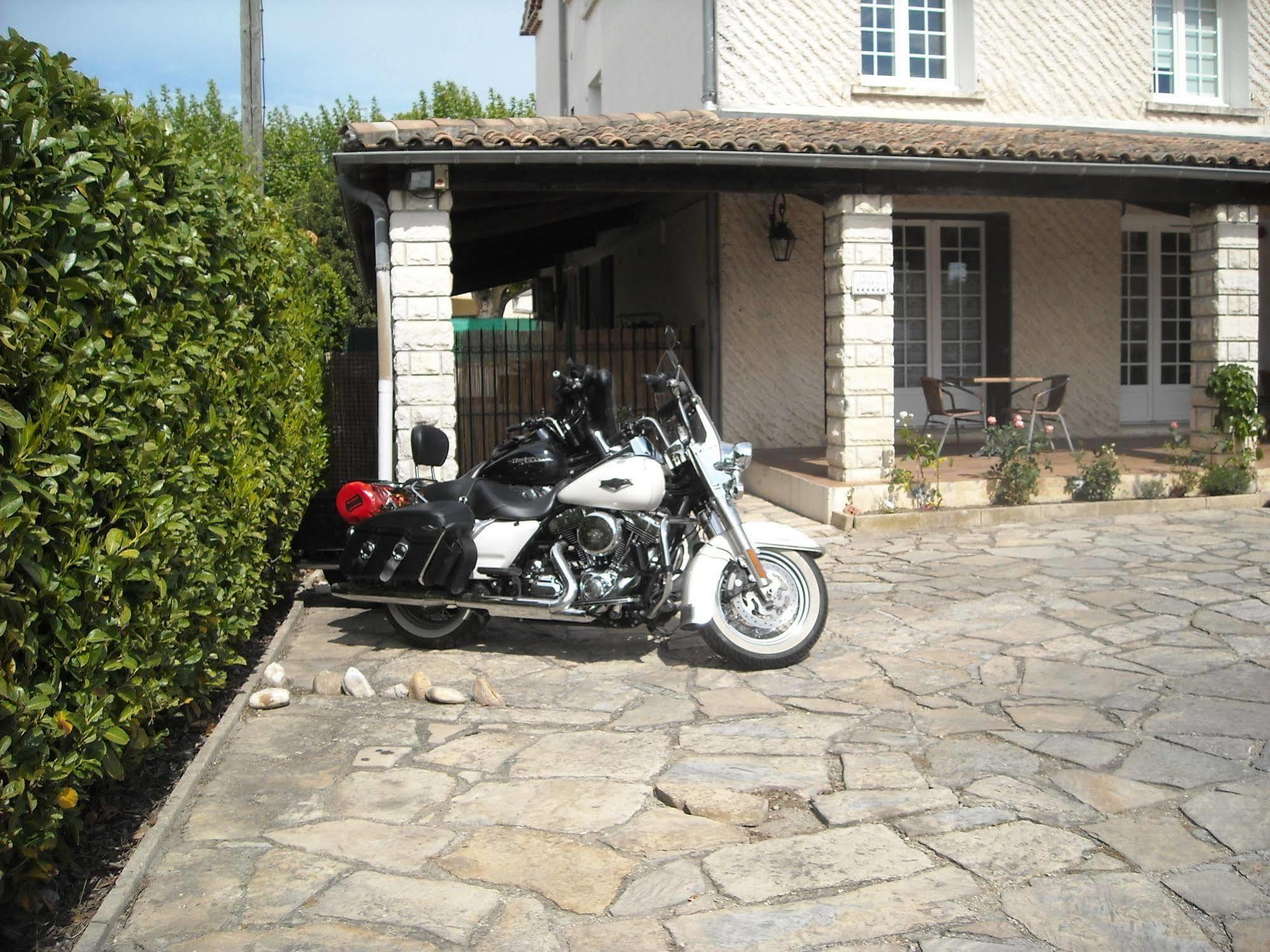 Hotel Ecusson Saint-Hilaire-de-Brethmas Esterno foto
