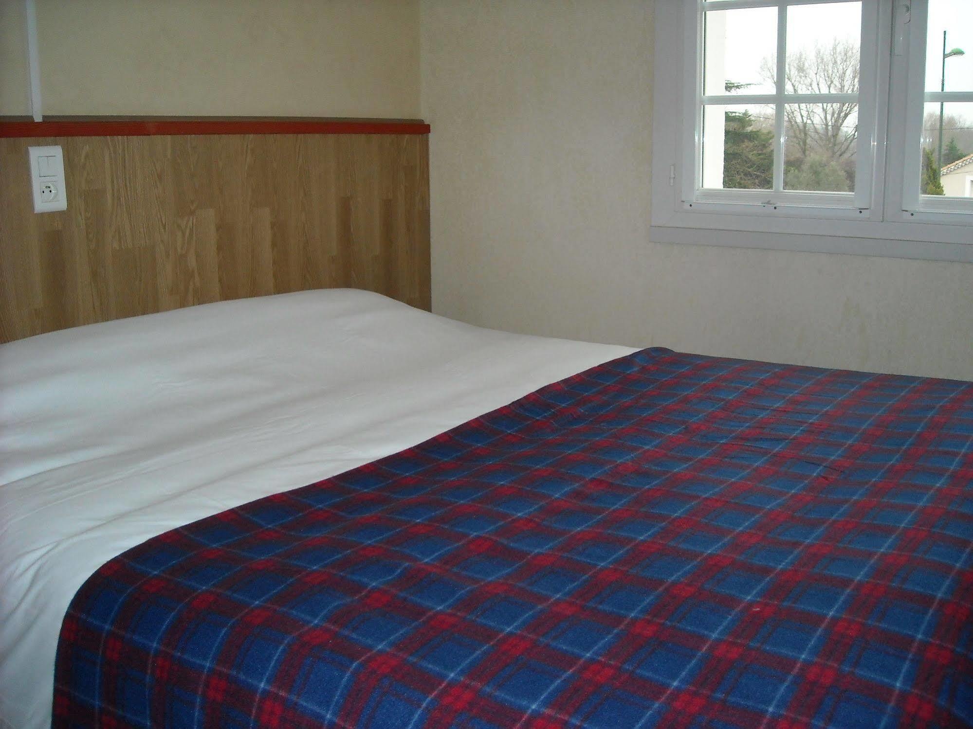 Hotel Ecusson Saint-Hilaire-de-Brethmas Esterno foto