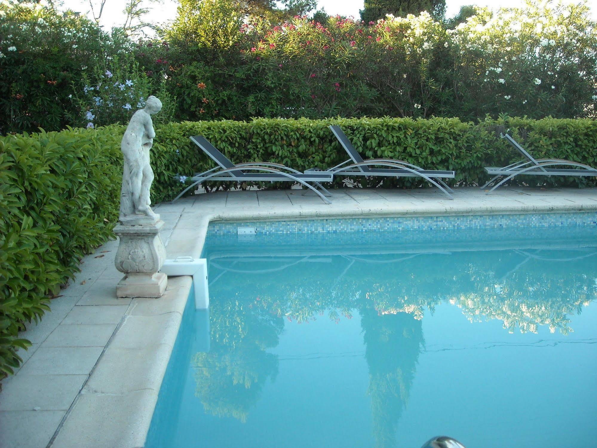 Hotel Ecusson Saint-Hilaire-de-Brethmas Esterno foto
