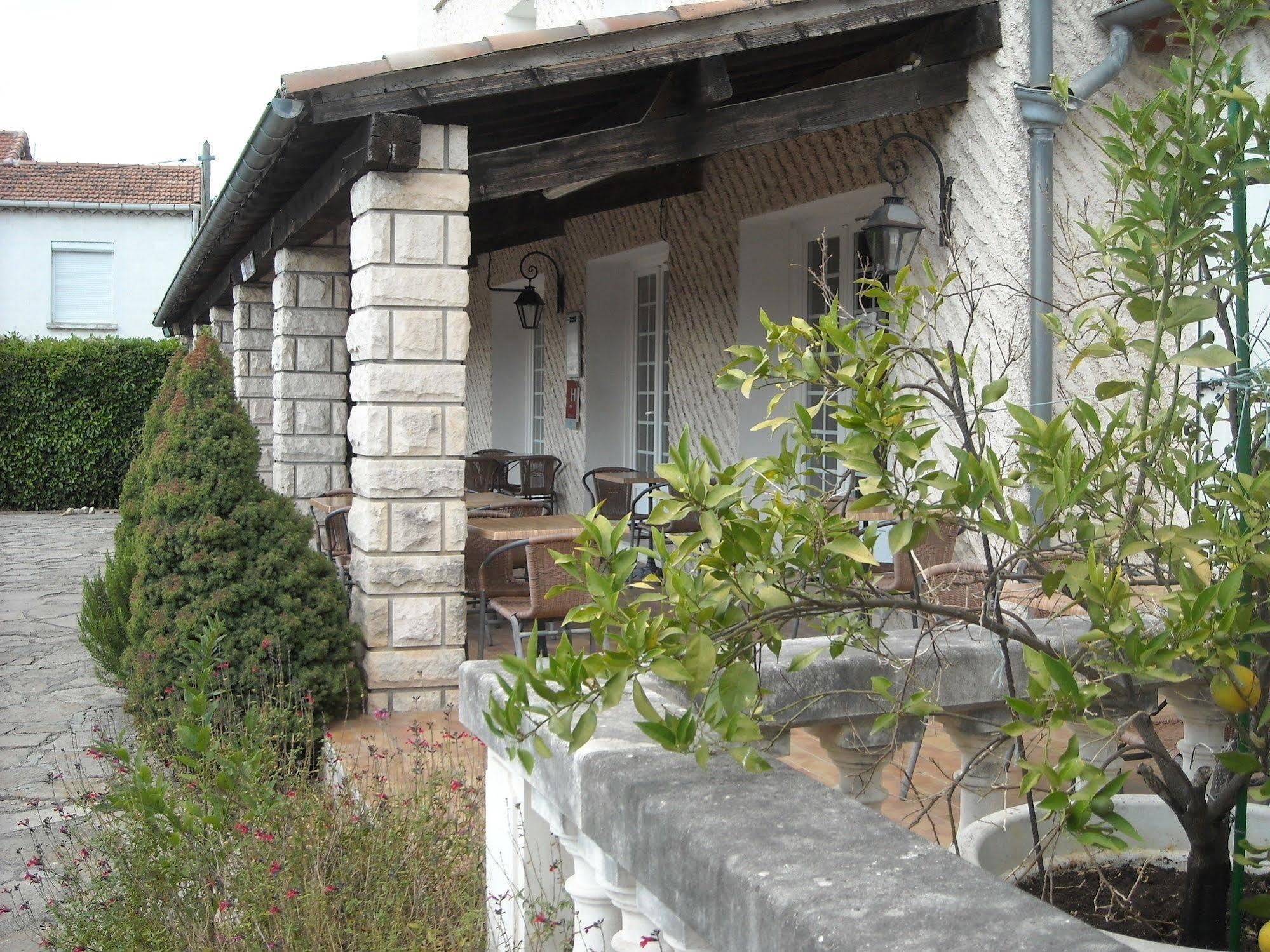 Hotel Ecusson Saint-Hilaire-de-Brethmas Esterno foto