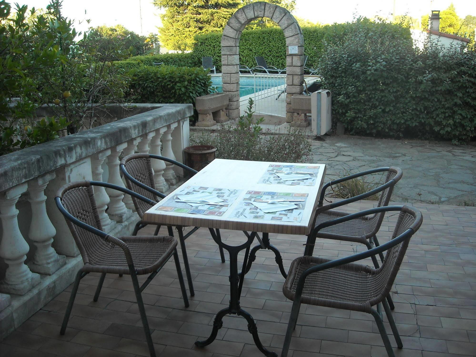 Hotel Ecusson Saint-Hilaire-de-Brethmas Esterno foto