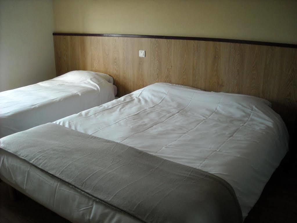 Hotel Ecusson Saint-Hilaire-de-Brethmas Esterno foto
