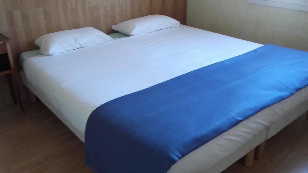 Hotel Ecusson Saint-Hilaire-de-Brethmas Esterno foto