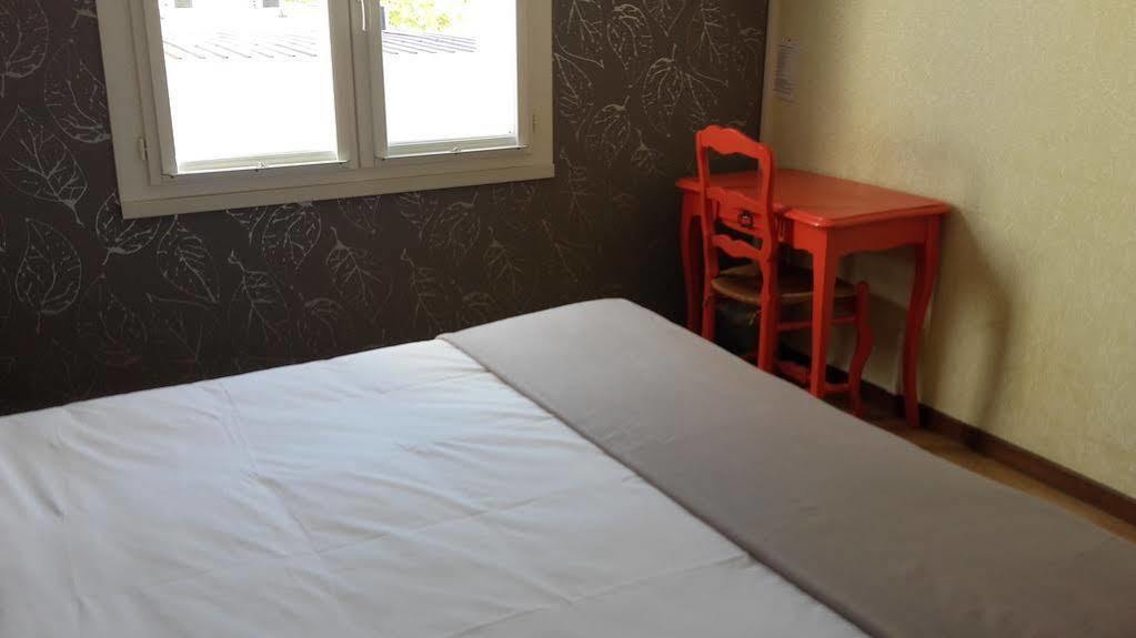 Hotel Ecusson Saint-Hilaire-de-Brethmas Esterno foto