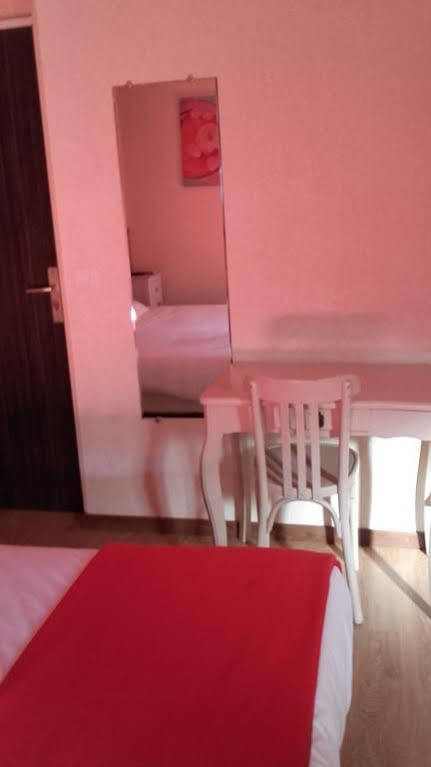 Hotel Ecusson Saint-Hilaire-de-Brethmas Esterno foto